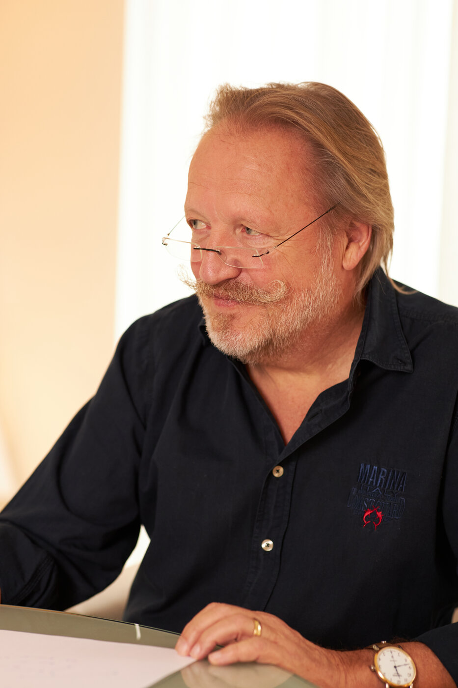 Andreas Lechner im Gespräch an einem Tisch