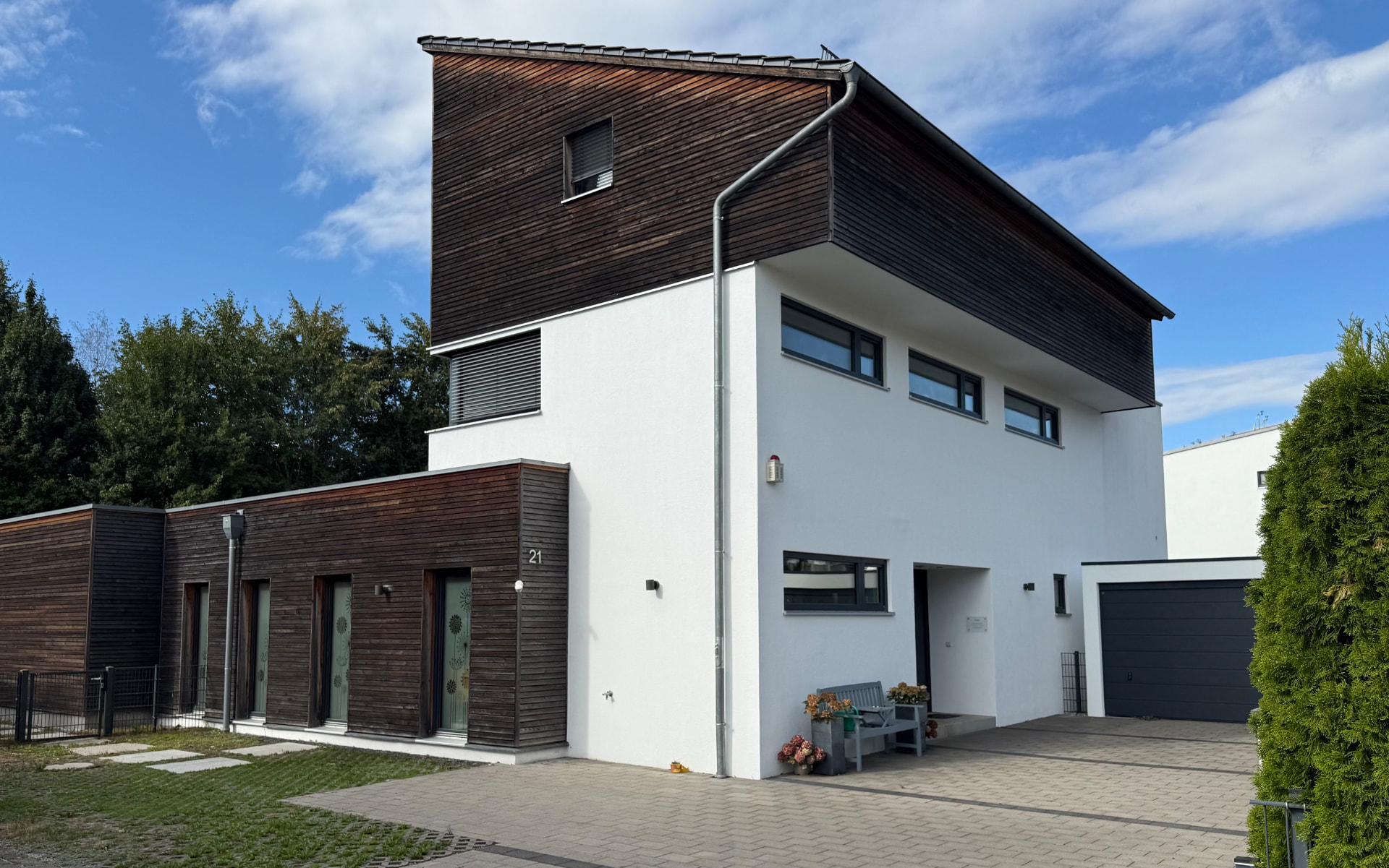 Praxisgebäude im Gewerbepark Anzing mit Parkplätzen