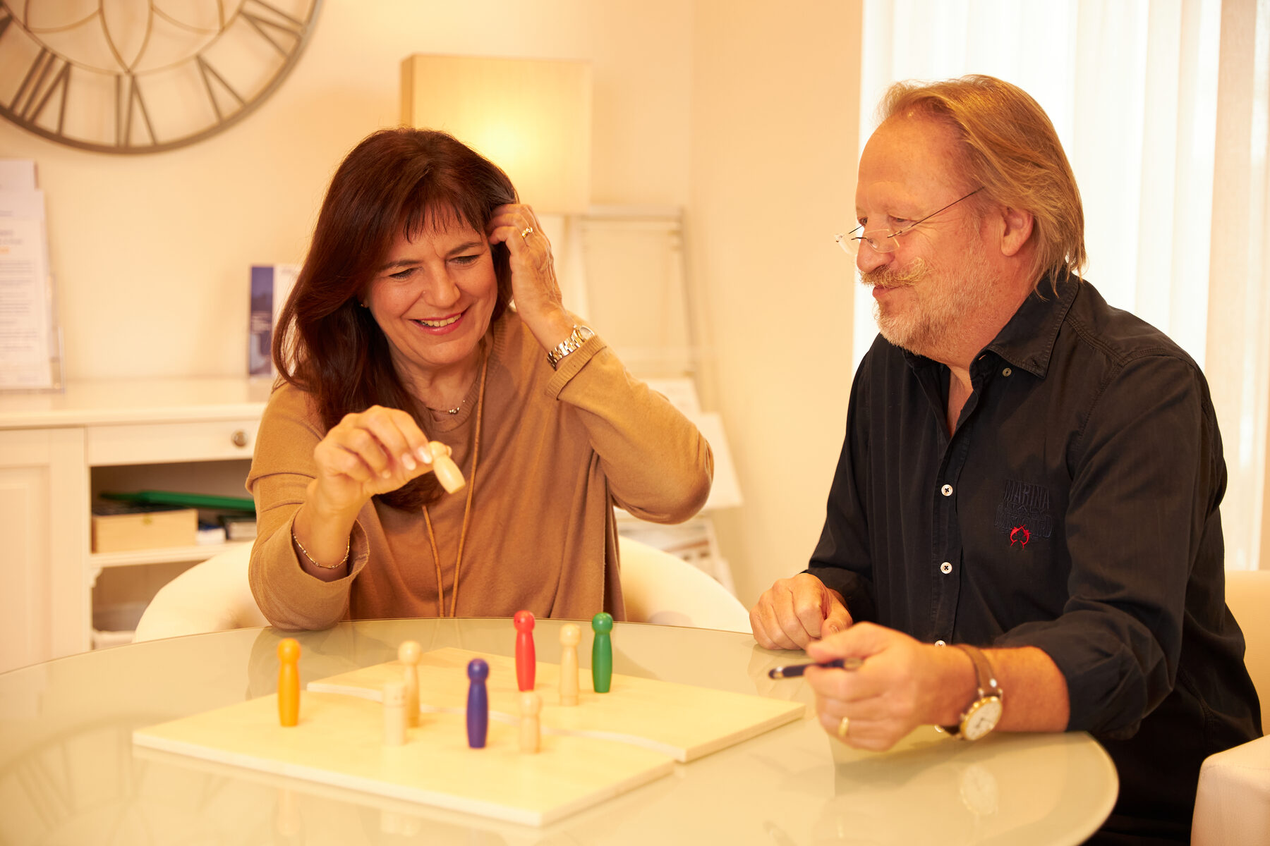 Andreas Lechner und Traudl Burgmair bei einer Figurenaufstellung am Tisch